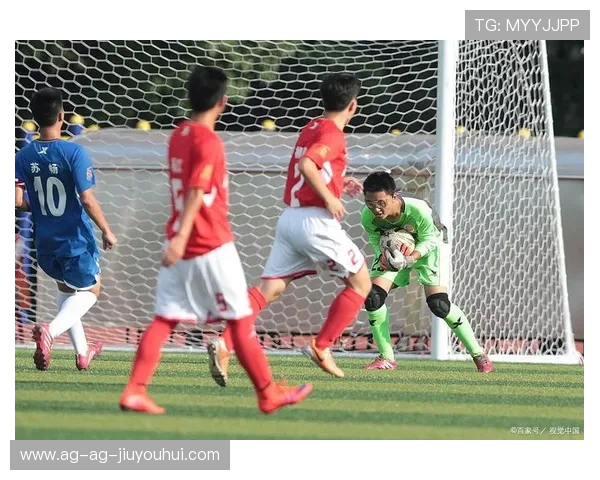 万荣示范小学足球比赛激烈进行 学生们展现青春活力与团队精神